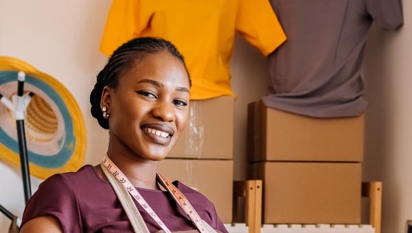 Femme souriante dans sa boutique/atelier