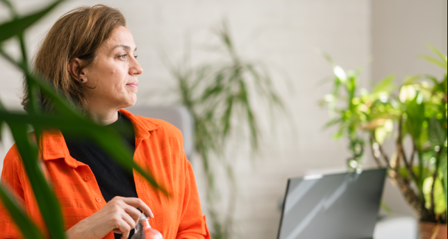 Femme responsable d'entreprise songeuse