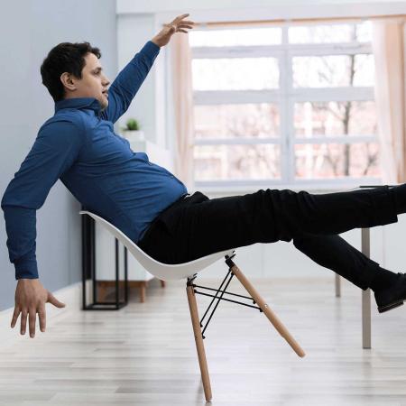 Personne se balançant sur les 2 pieds d'une chaise