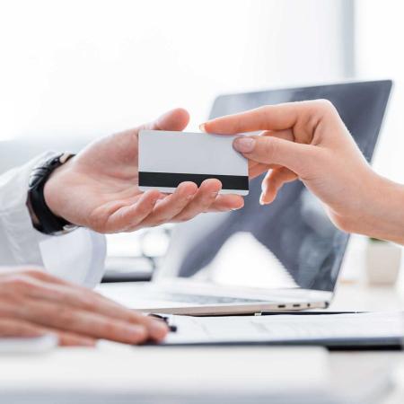 Patiente tendant sa carte mutuelle à un professionnel de santé afin de régler la consultation