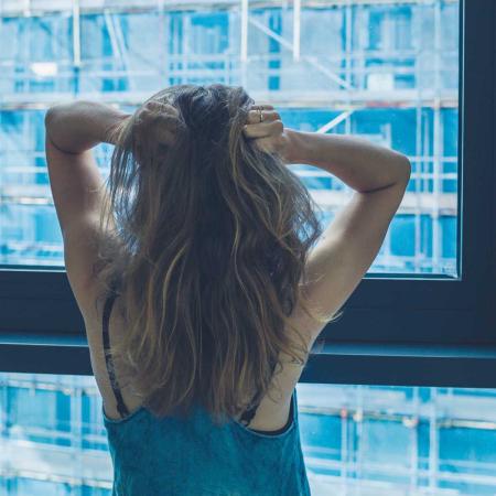 Personne excédée par le bruit d'un chantier en face