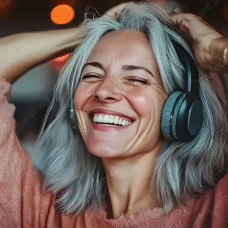 Personne écoutant de la musique au casque avec plaisir