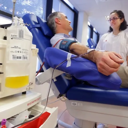 Personne en cours de prélèvement de plasma