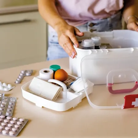 Boite de secours et son contenant étalés sur une table