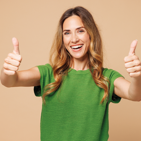 Femme souriante et optimiste