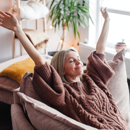 Femme se relaxant dans un fauteuil