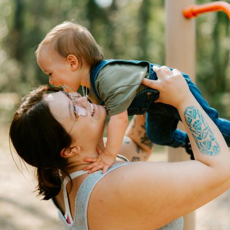 Femme tenant son bébé dans ses bras