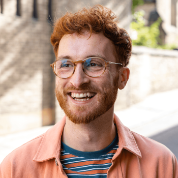 Homme souriant dans la rue