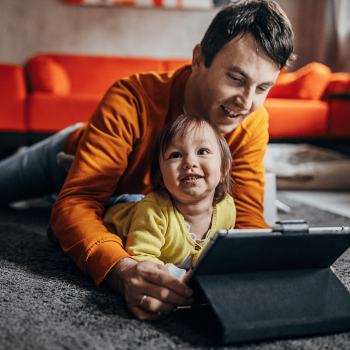 Homme et bambin tablette