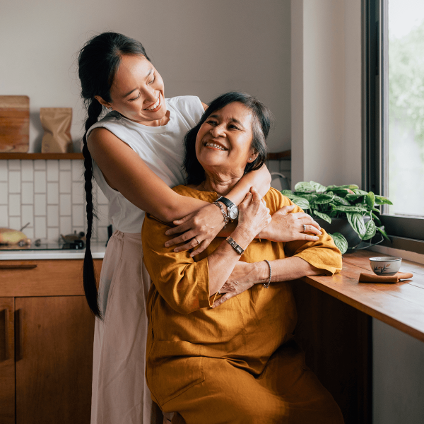 Petite fille et grand-mère dans une cuisine