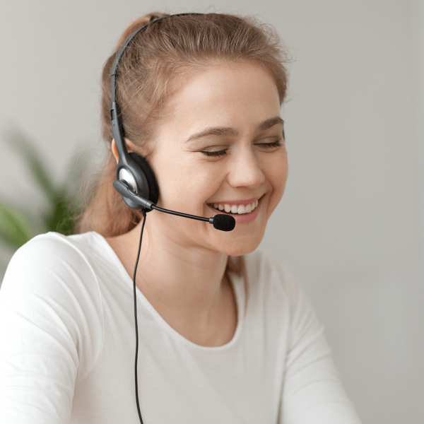 Femme répondant au téléphone