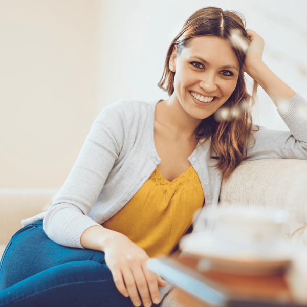 Fille faisant un grand sourire