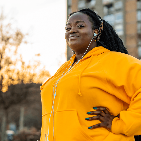 Jeune femme partant faire son jogging avec des écouteurs sur les oreilles.
