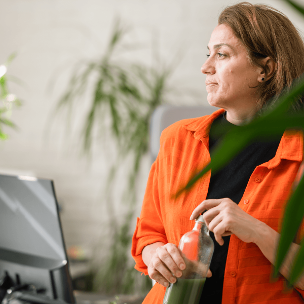 Femme d'affaire à son bureau