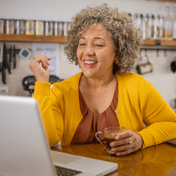 Femme conversant par visio dans sa cuisine