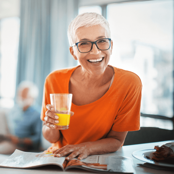 Femme buvant un jus de fruit