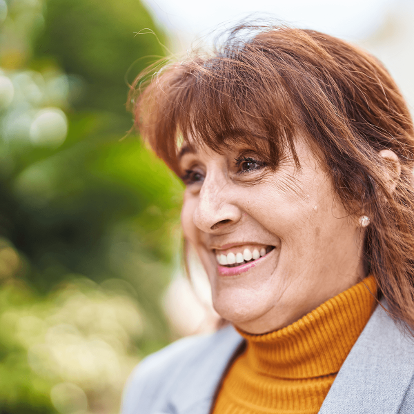 Femme avec un grand sourire