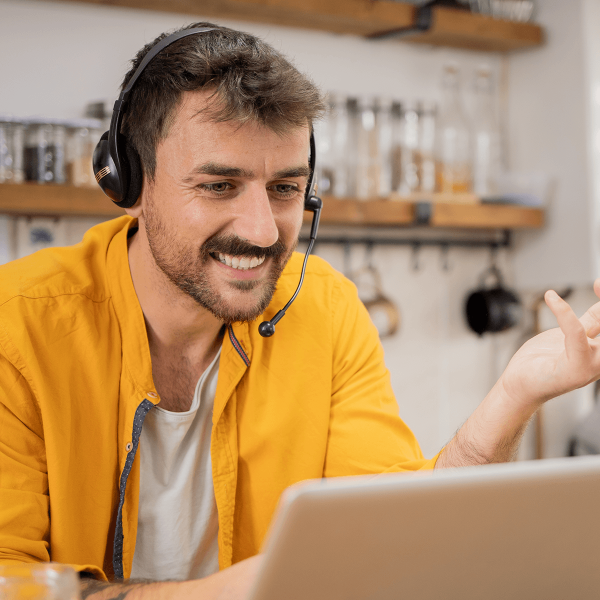 H 30 entrepreneur au téléphone