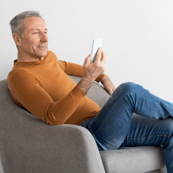 Homme lisant son smartphone avec plaisir