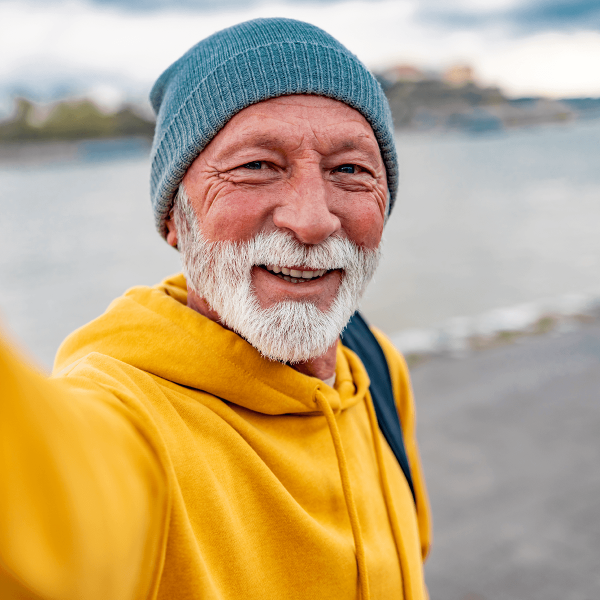 Homme senior bord de mer