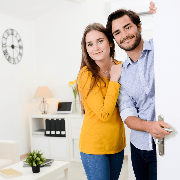 Jeune couple porte ouverte