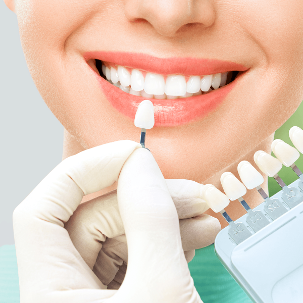 Chirurgien dentiste choisissant un implant
