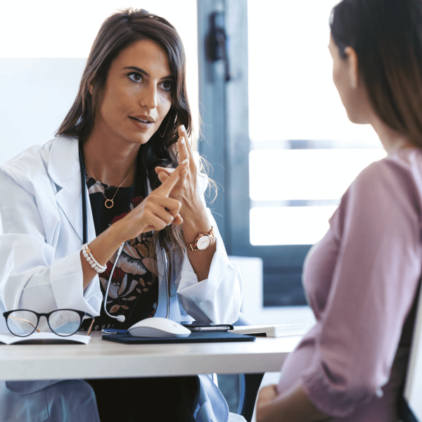 Femme medecin en consultation avec une femme