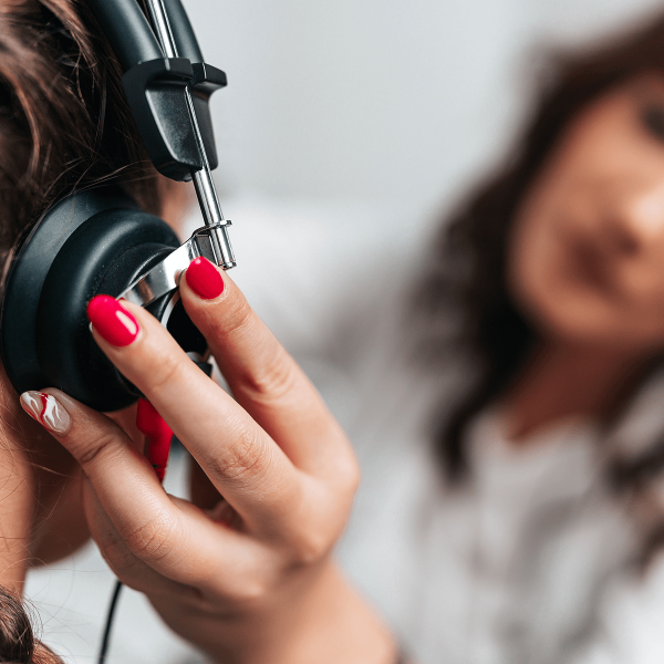 Médecin posant un casque sur les oreilles d'une patiente