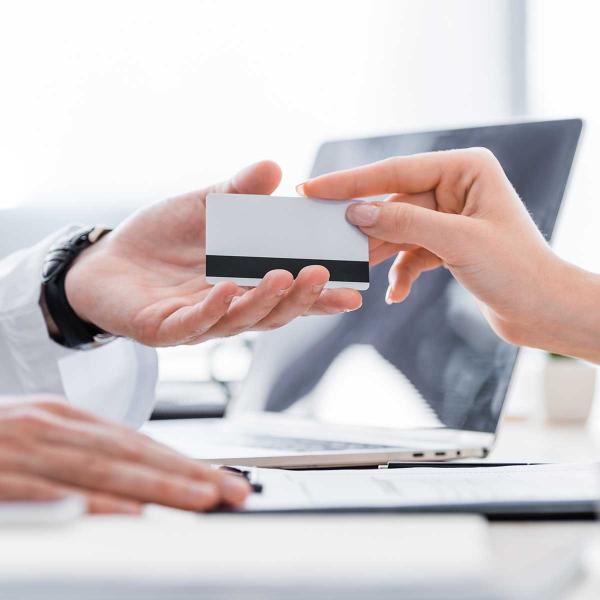 Patiente tendant sa carte mutuelle à un professionnel de santé afin de régler la consultation