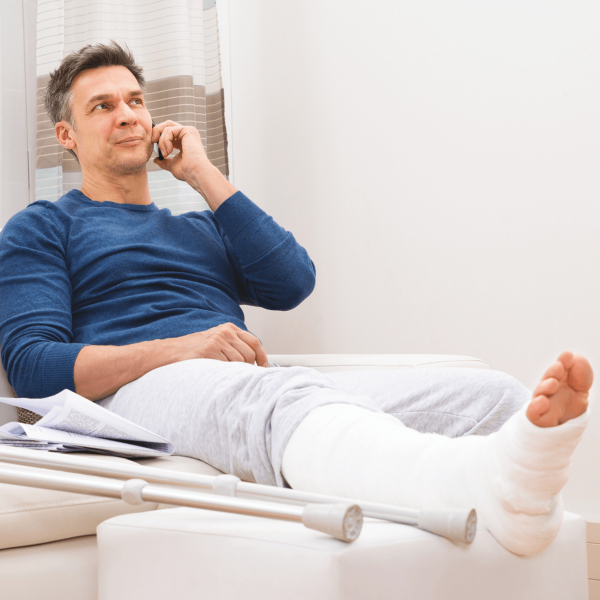 personne avec un pied dans le platre