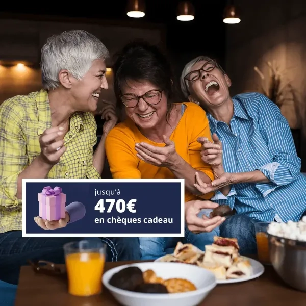 3 femmes qui rient de bon coeur en mangeant des gateaux