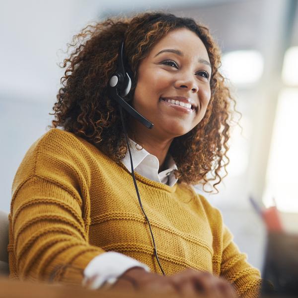 Personne en communication téléphonique