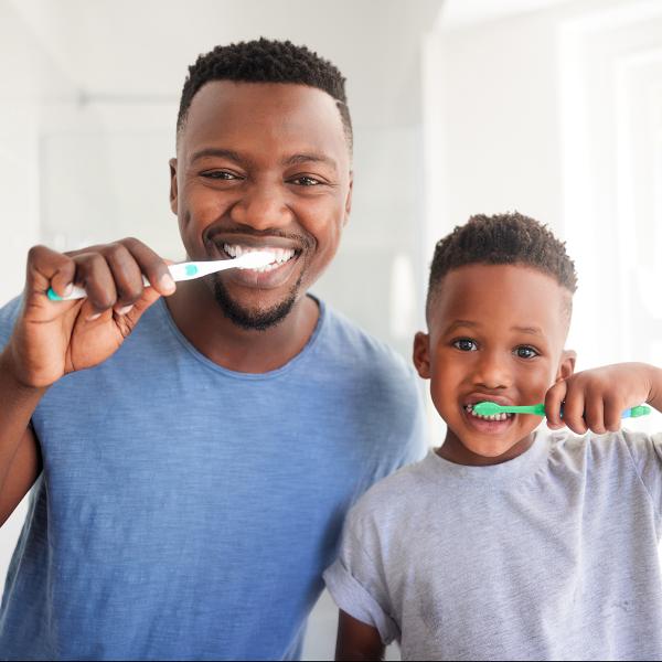 Pere et fils se brossant les dents