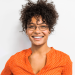 Femme souriante portant des lunettes